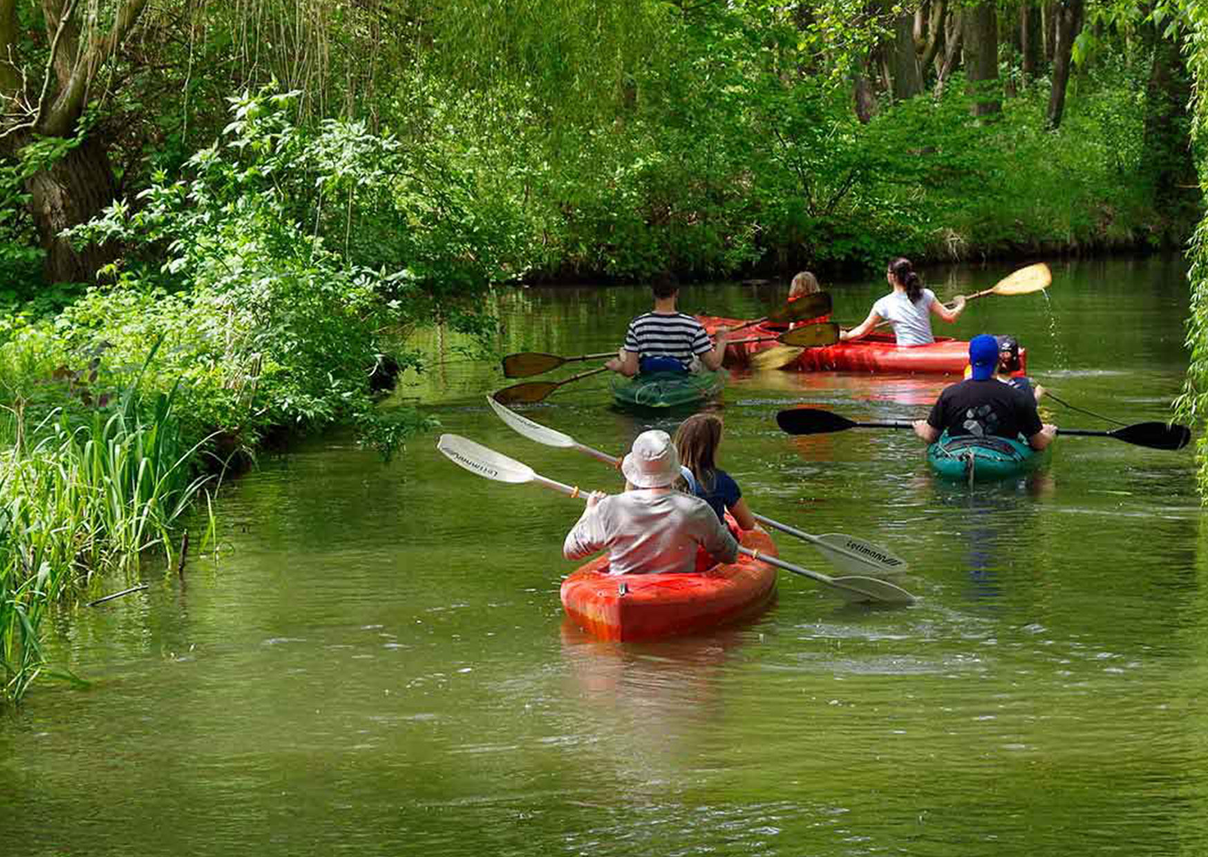 Paddeln auf einem ruhigen Wasserweg