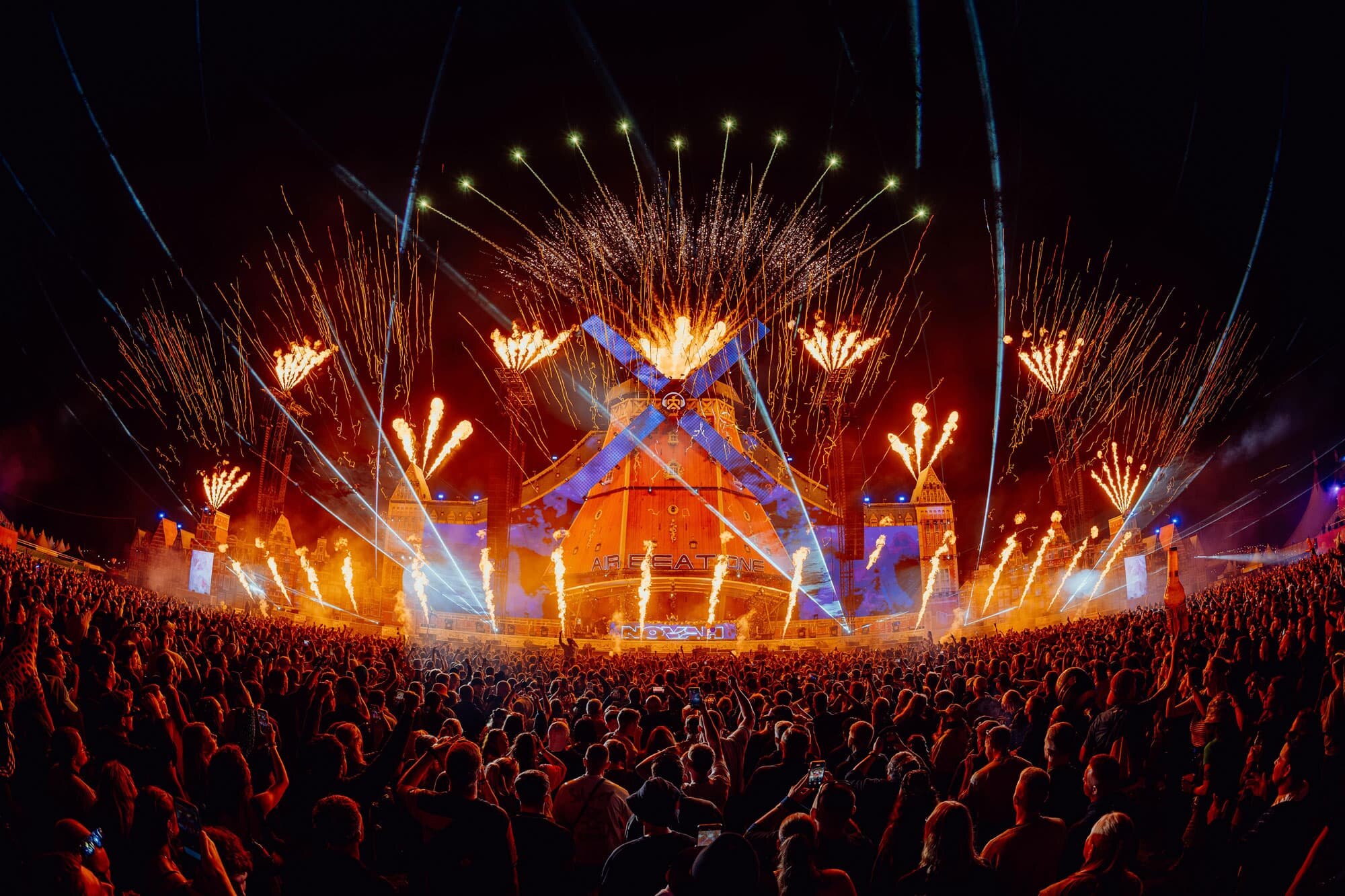 AIRBEAT ONE Festivalbühne mit Lichtshow und Publikum